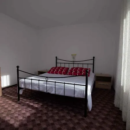 In 36510 Apartment *
